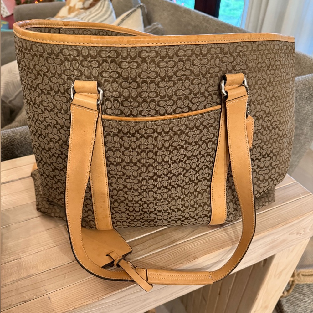 Coach duffle with zipper and interior pockets. - Picture 11 of 12